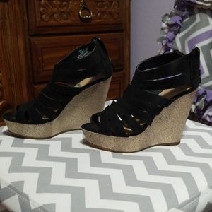Elle gold & black wedges